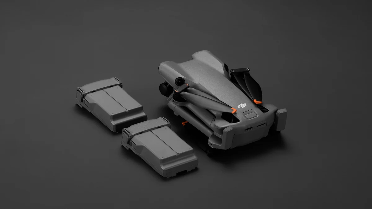 DJI Mini 5 Pro acompanhado de baterias