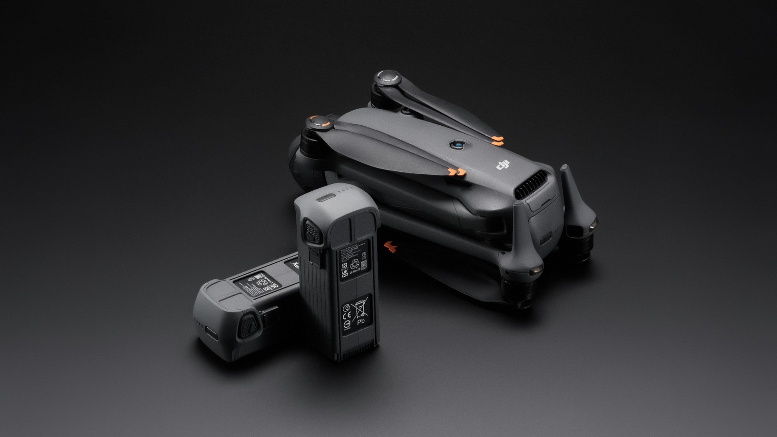 DJI Mavic 4 Pro acompanhado de baterias
